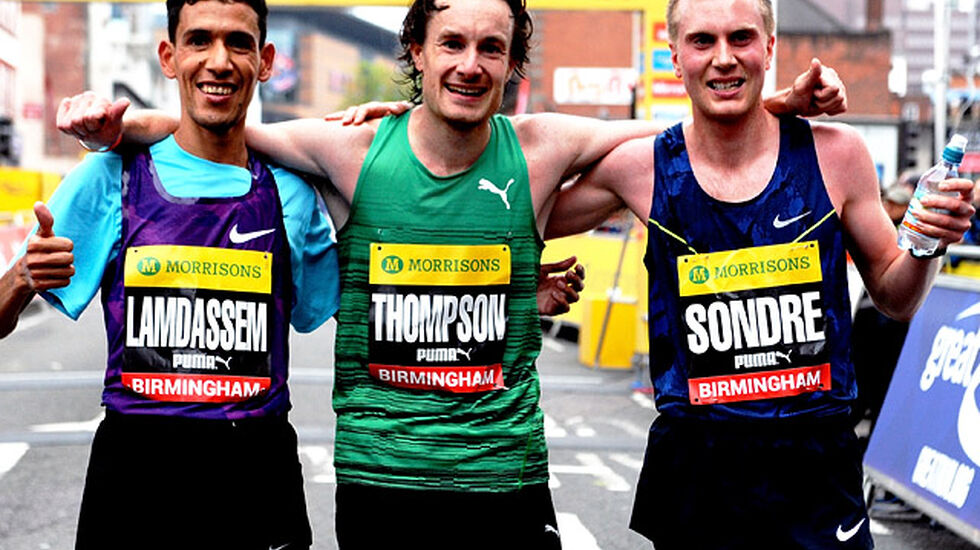 Det var to meget habile løpere - Ayad Lamdassem og Chris Thompson - som Sondre Nordstad Moen løp omtrent likt med i Great Birmingham Halvmaraton. (Foto: Mark Shearman) 