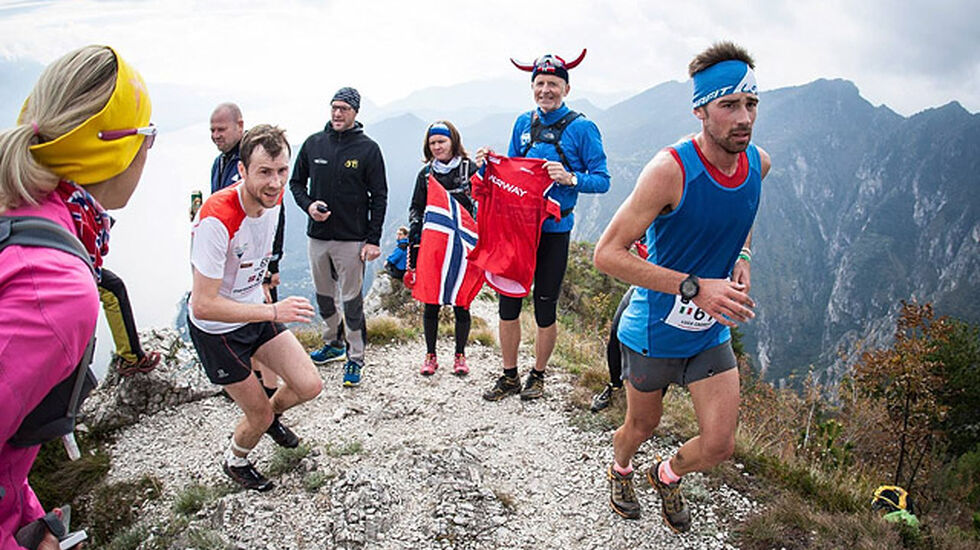 Stian Angermund-Vik blir heia fram av norske tilskuere under Limone Skyrace. (Foto: arrangøren) 