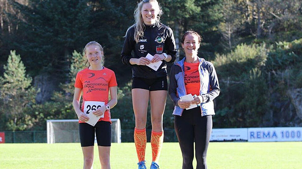 Tre glade jenter på Pallen, med Silje Lindstad øverst, Adele Henriksen på andre plass, mens Heid June Simonsen tok 3 plassen. Foto: Arne Tømmernes 