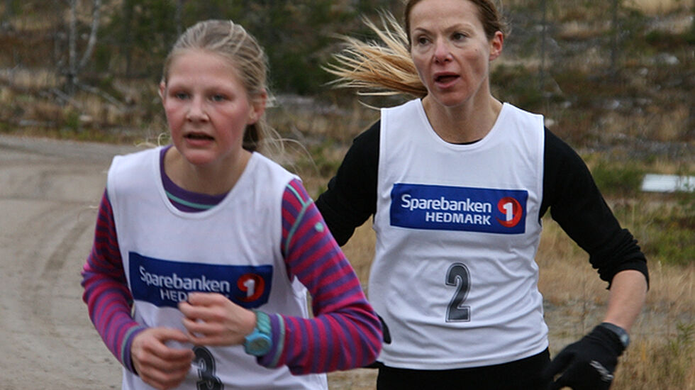 Hanna Hagevik Bakke med Hanne Knudsen hakk i hæl i inngangen til alpinbakken. På toppen ble det 29 sekunder fordel Trysiljenta som dermed fikk revansje fra Grensetrimmen tidligere i høst der Hanne knep seieren i spurten. (Foto: Veslemøy Sundal)