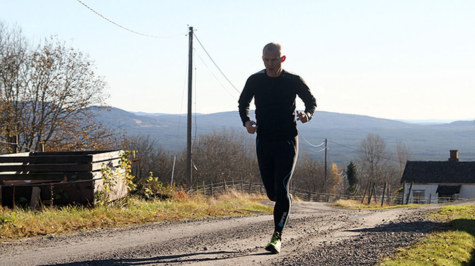 Erik Haugen på Hovindberget med Elverum bak seg på den siste av de 21 kilometerne i årets Tour de Kut. 
