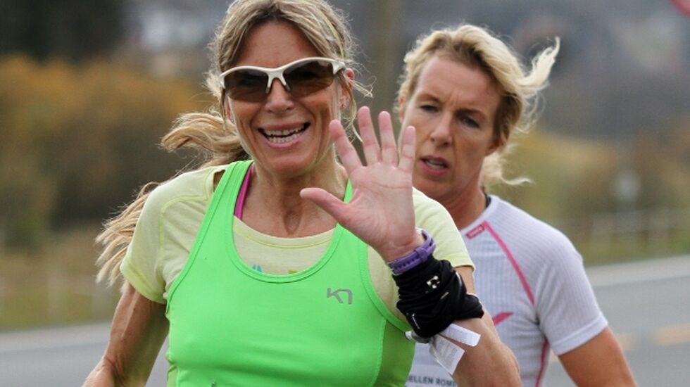 Dorte Foss vinker til Kondisfotografen på Lørenskog Halvmaraton 2015. (Foto: Olav Engen).