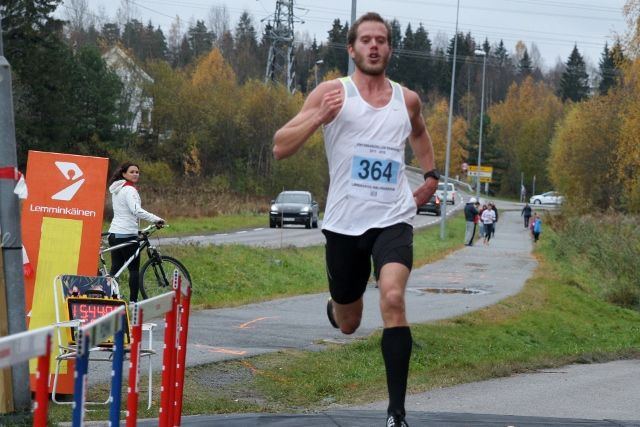 Frode Stenberg var raskest på terrengløpet i Fetsund, det var han også i Lørenskog halvmaraton sist høst der dette bildet er tatt (foto: Olav Engen).