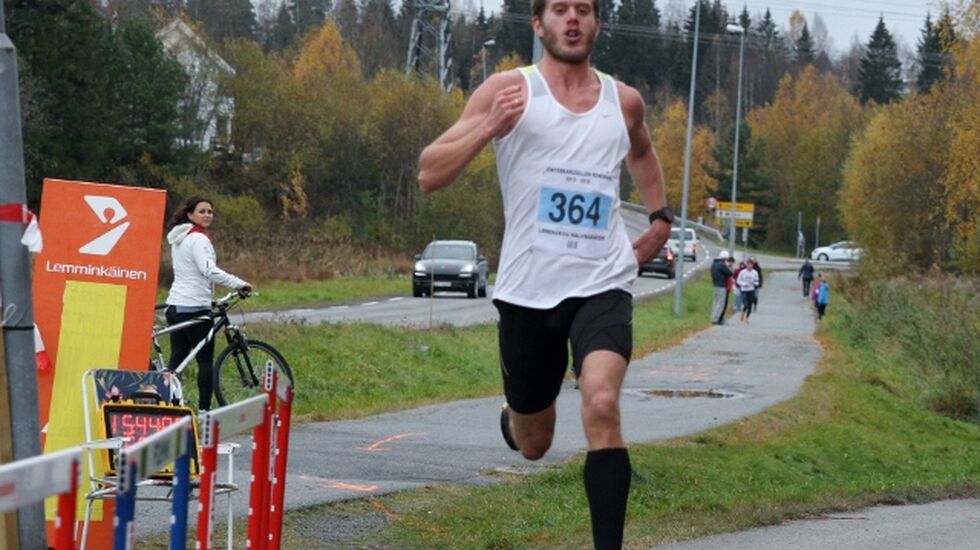 Frode Stenberg var raskest på terrengløpet i Fetsund, det var han også i Lørenskog halvmaraton sist høst der dette bildet er tatt (foto: Olav Engen).