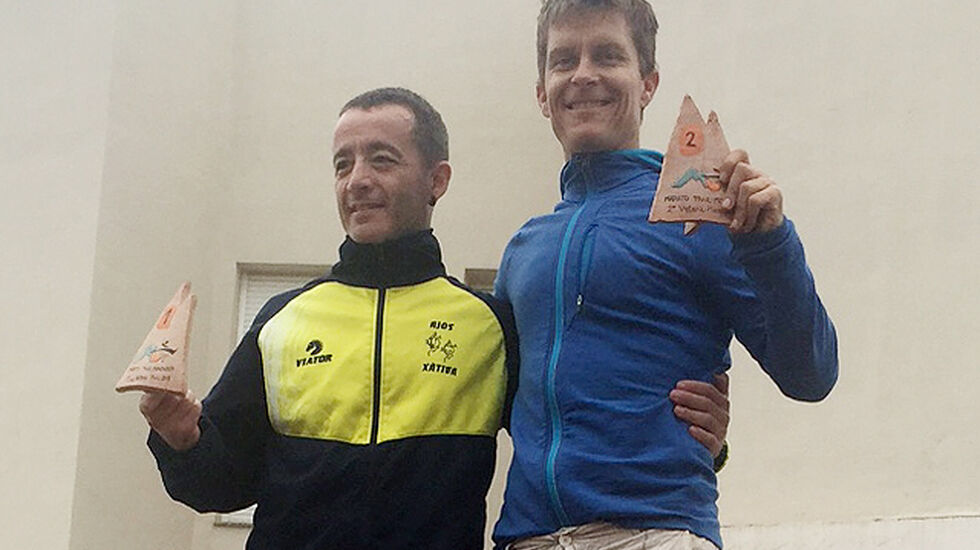 Ole Petter Hjelle (til høyre) mottar andrepremien i klassen. Hjelle var 6 minutter bak Julian Navarro Carmona som vant 40-49-årsklassen på 5.12.50. 