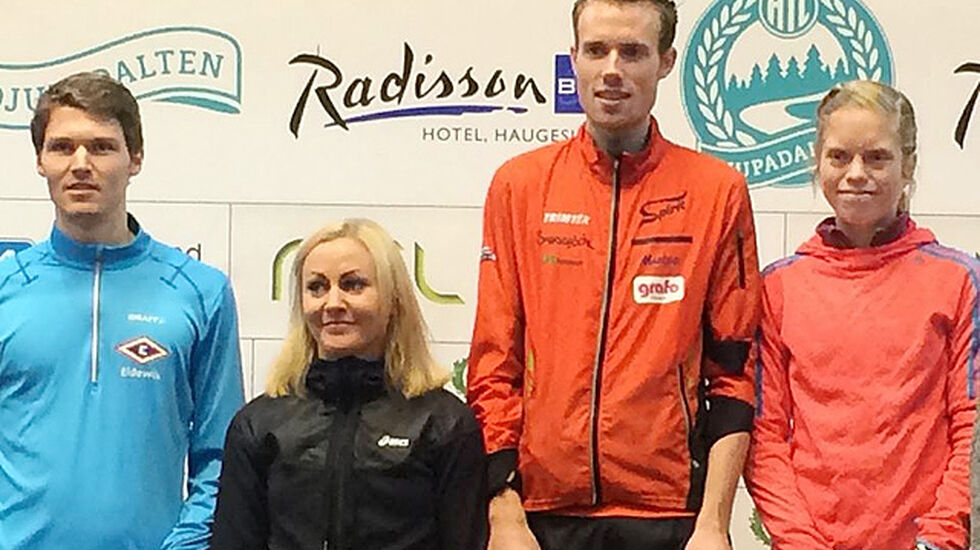 De to beste damer og herrer: Frå venstre Tom Erling Kårbø, Ann Kristin Mosbron og vinnerne Ørjan Grønnevig og Elise Selvikvåg Molvik. (Foto: Einar Søndeland) 