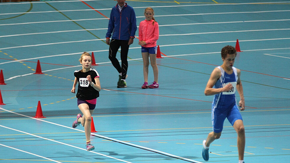 Karen Plukkerud i frisk spurt med Amund Lillemo i Stangehallen under fjorårets U-cup.