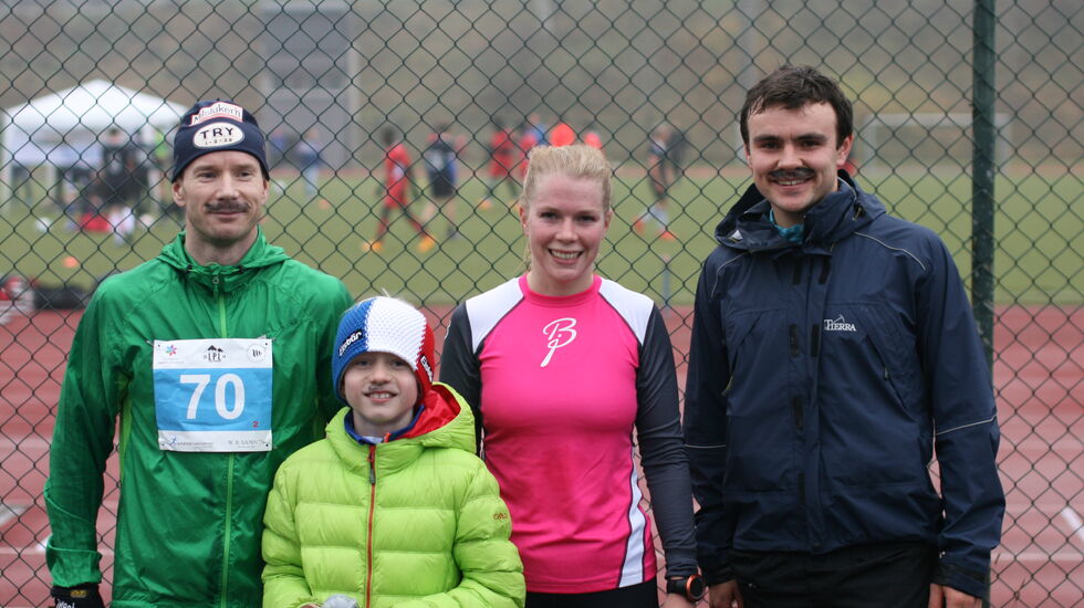 Stafettvinnerne Team Aas med Jens Kristian og far Jens Aas og 8-km vinnerne Bente Hæhre og Torbjørn Vala (arrangørfoto)