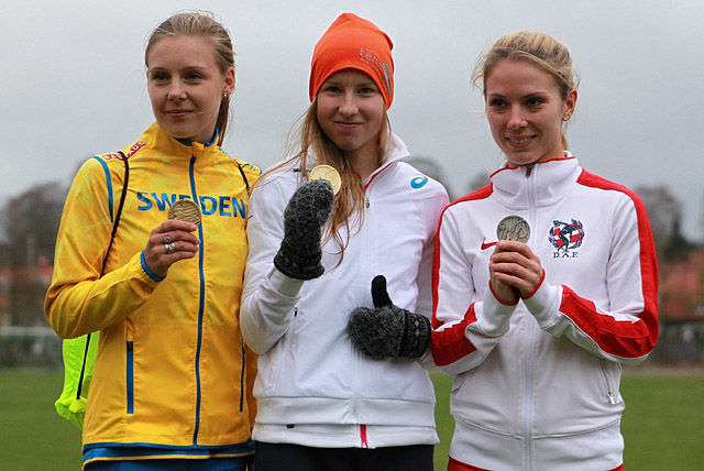Svensk, finsk og dansk på pallen, men ingen norske. Johanna Peiponen i midten er flankert av sølvmedaljør Simone Glad og bronsemedaljør Sara Holmgren.