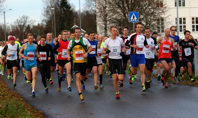 2015: Starten går utenfor Sørum skole (foto: Bjørn Hytjanstorp).