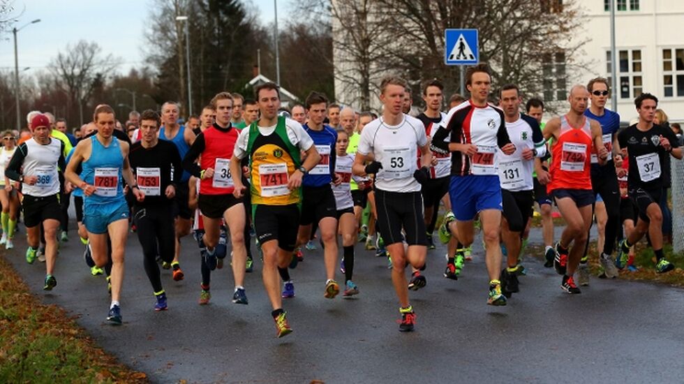 2015: Starten går utenfor Sørum skole (foto: Bjørn Hytjanstorp).
