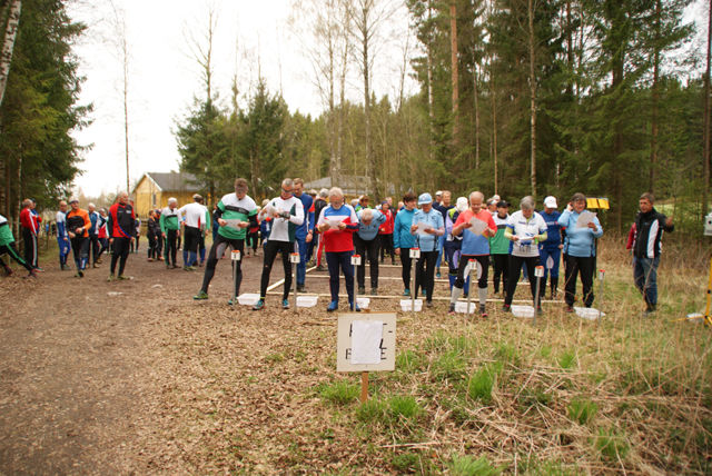 Fra starten på et av de 20 bedrift-o-løpene som har blitt arrangert i 2015. (Foto: Stein Arne Negård)