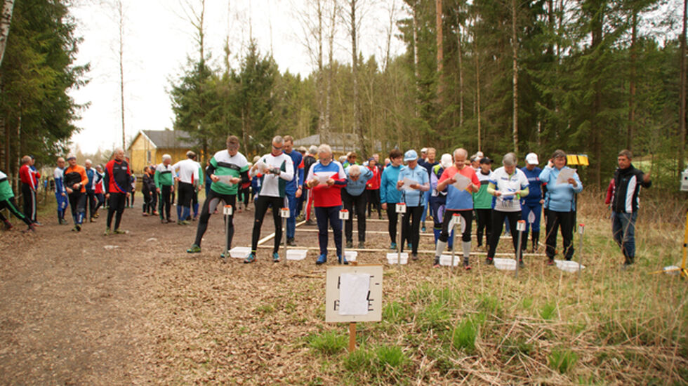 Fra starten på et av de 20 bedrift-o-løpene som har blitt arrangert i 2015. (Foto: Stein Arne Negård)