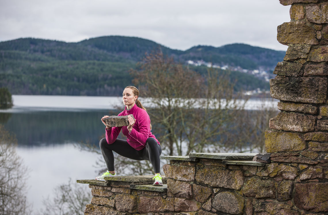 Kristin Granum Rosebø utfører Sumo-knebøy (foto: Erlend Haugen).