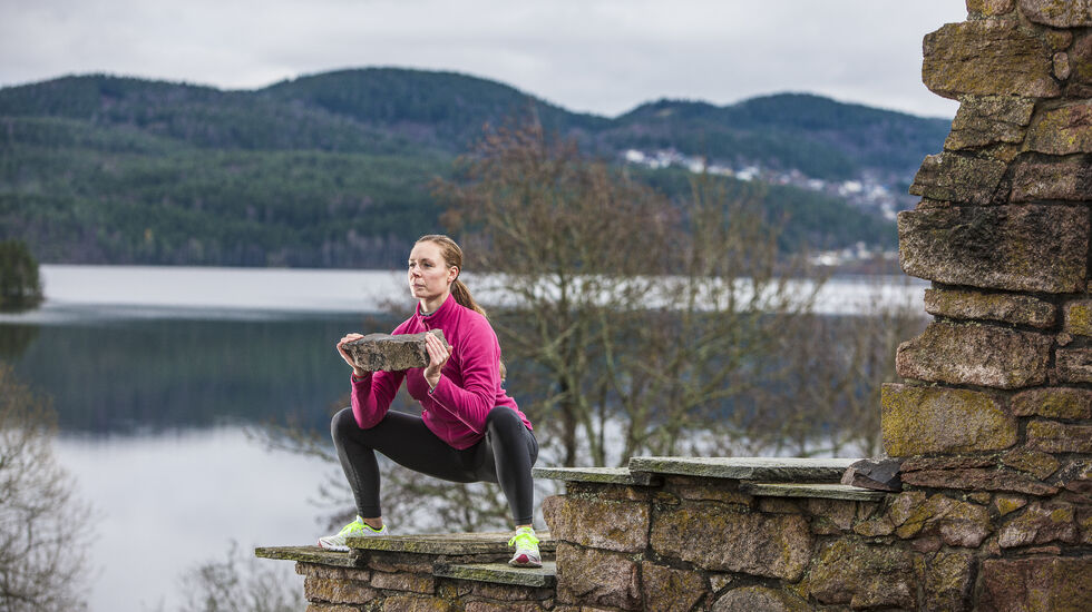 Kristin Granum Rosebø utfører Sumo-knebøy (foto: Erlend Haugen).