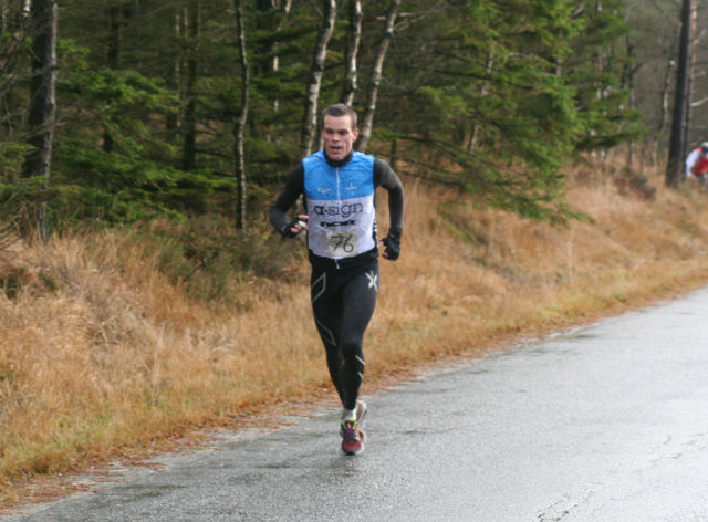Andreas Penne Nygård løper inn til seier i gårsdagens duathlon. Foto: Kjetil Torgersen.