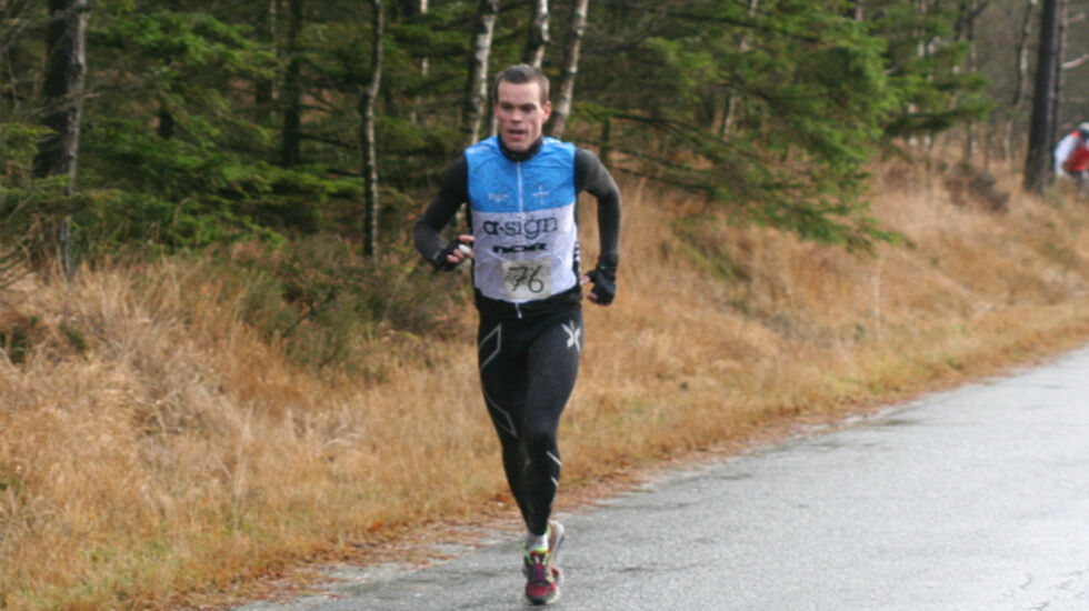 Andreas Penne Nygård løper inn til seier i gårsdagens duathlon. Foto: Kjetil Torgersen.