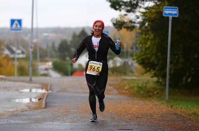 Titina Bakken i sitt 40. maratonløp i 2015 i Fredrikstad for tre uker siden (Foto: Bjørn Hytjanstorp)
