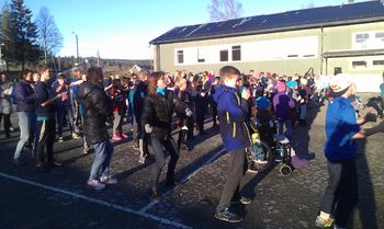 Elever danser BlimE dansen