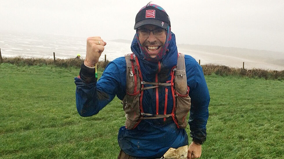 Etter en strabasiøs rundtur i skikkelig ruskevær kunne Svein-Erik Bakke juble for klar klasseseier og fjerdeplass totalt i Gower Ultra Trail. (Foto: privat)