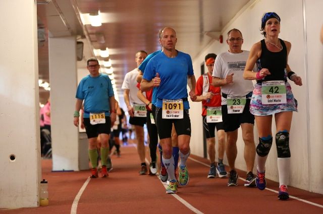 Starten på 24- og 48-timers gikk klokken 10:00 fredag med 154 løpere på startstreken. Her er løperne godt spredd rundt den 546 meter lange banen under Bisletts tribuner (foto: Bjørn Hytjanstorp).