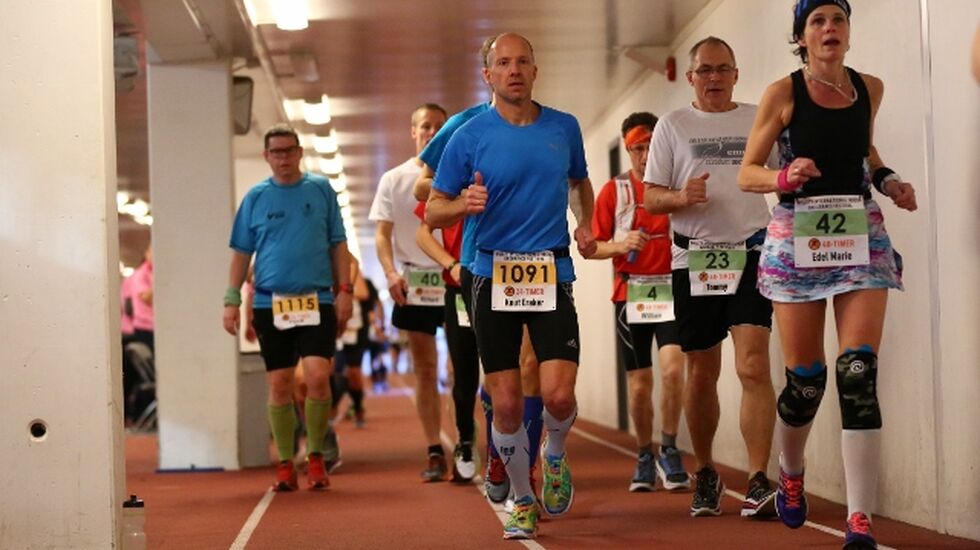 Starten på 24- og 48-timers gikk klokken 10:00 fredag med 154 løpere på startstreken. Her er løperne godt spredd rundt den 546 meter lange banen under Bisletts tribuner (foto: Bjørn Hytjanstorp).