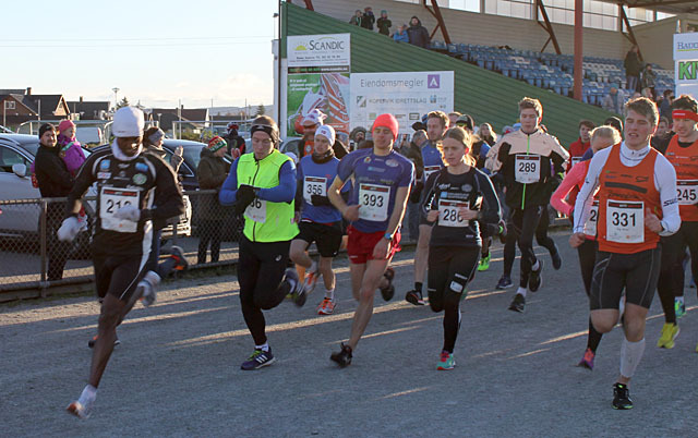 Fra starten på halvmaraton i 2015, Urige Buta tar teten allerede ut fra start. Foto : Inger Johanne Klokset