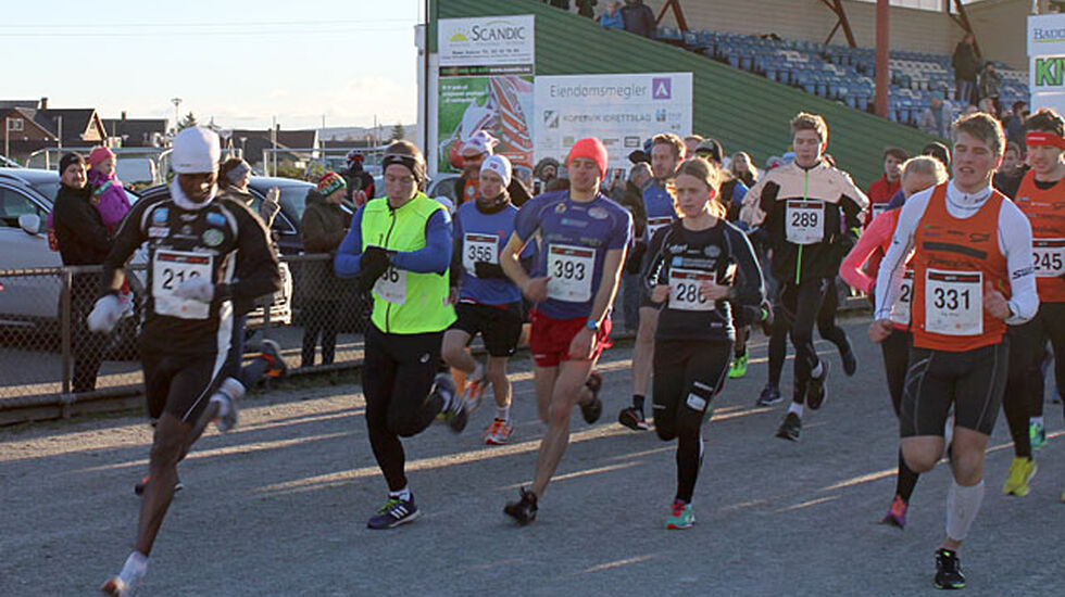 Fra starten på halvmaraton i 2015, Urige Buta tar teten allerede ut fra start. Foto : Inger Johanne Klokset