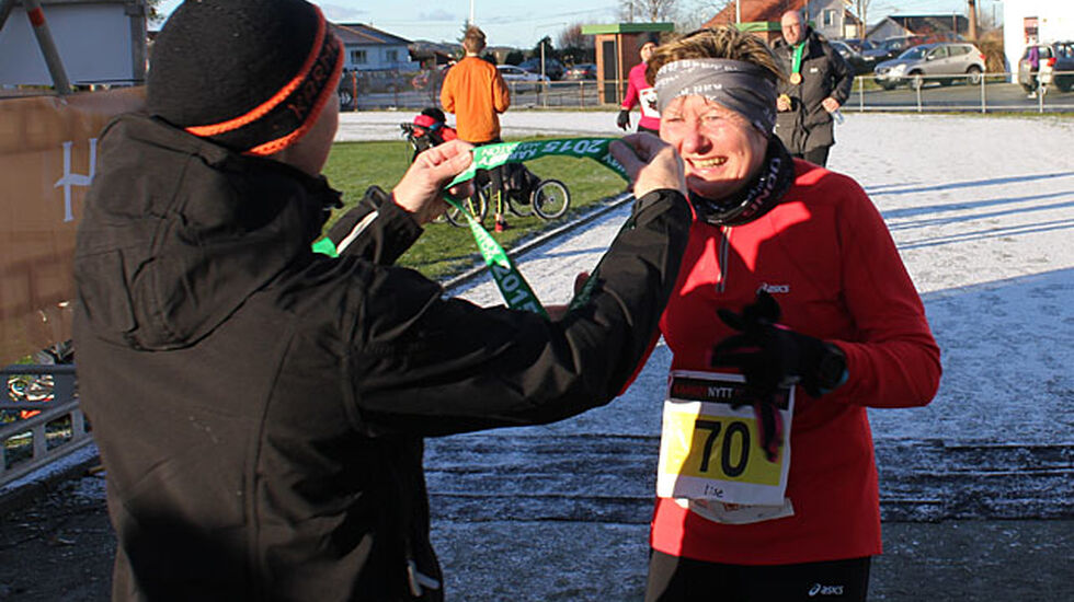 Lise Lithun i mål i fjorårets Karmøy Maraton. Hun er klar for den fjerde utgaven av Karmøy i morgen.