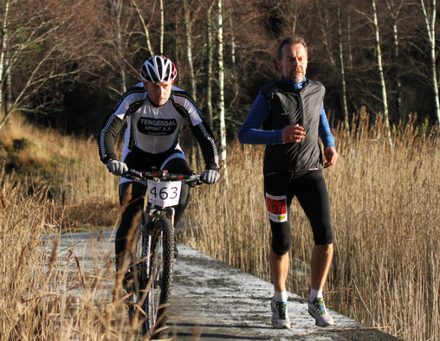 Jan Arne Rogstad(sykkel) passerer Ståle Svalestad under Horve duathlon. Foto: Lise Bentsen.