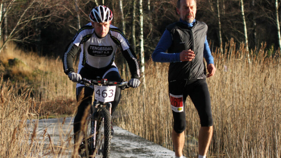 Jan Arne Rogstad(sykkel) passerer Ståle Svalestad under Horve duathlon. Foto: Lise Bentsen.