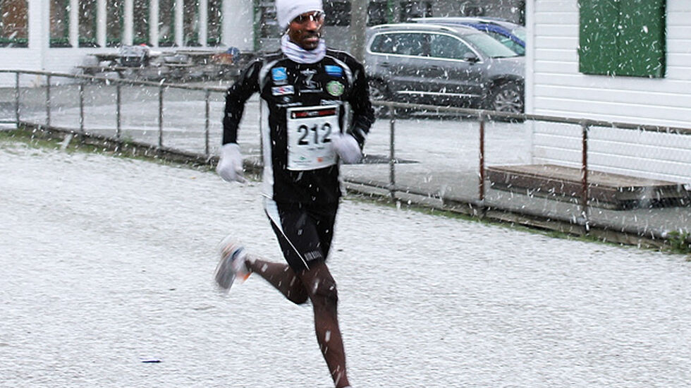 Urige Buta vant halvmaraton på sterke 1.06.38 i vinterværet som dukket opp etter start for maratonløperne.