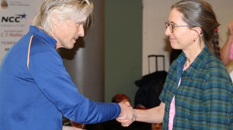 Trond Sjåvik mottar seierspremien av Sharon Brodwell (foto: Olav Engen)