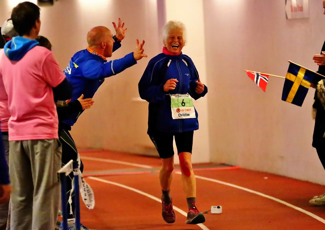 Speaker Stig Andy Kvalheim heier på Christine Schröder i innspurten av Bislett 48-timers, foto: Bjørn Hytjanstorp