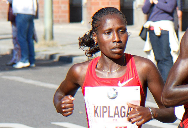 Kenyanske Florence Kiplagat har sterke perser på alle distanser fra 3000 m (8.40,72) til maraton (2.19.44). Men aller best er hun på halvmaraton der hun både har VM-gull og verdensrekorden på 1.05.09. (Foto: Wikipedia) 