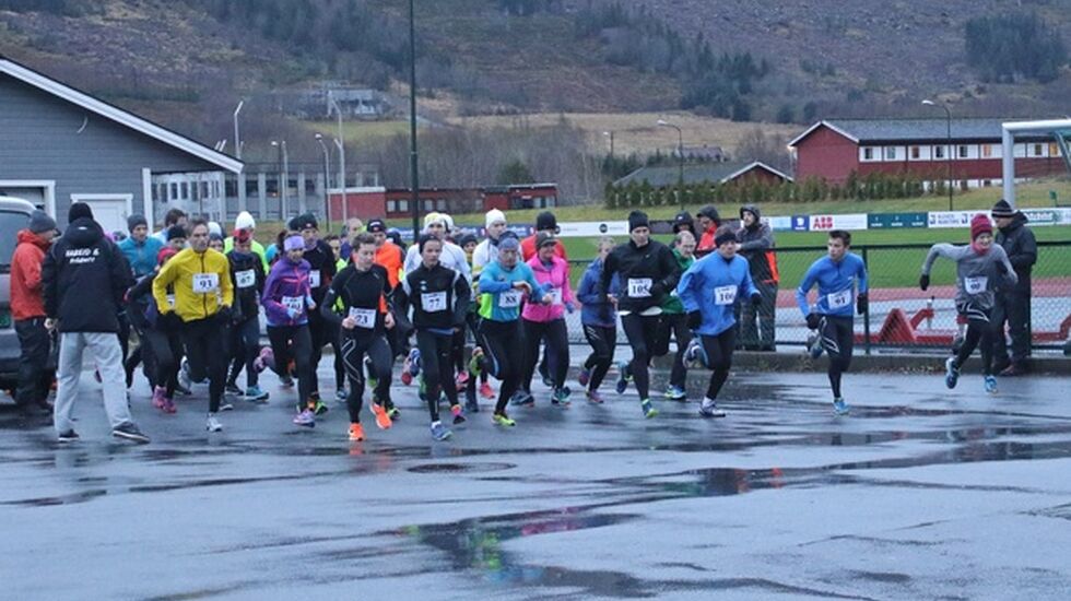 Starten på desemberutgaven av Grimstadvatnet rundt. Foto: Stig Sæther