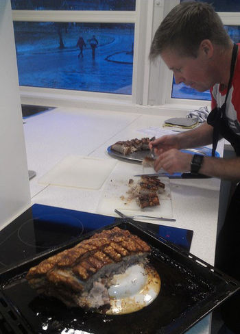 Ribba gjøres serveringsklar.