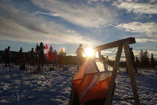 Skiorientering i solnedgang på Sjusjøen lørdag ettermiddag. (Foto: Stein Arne Negård)