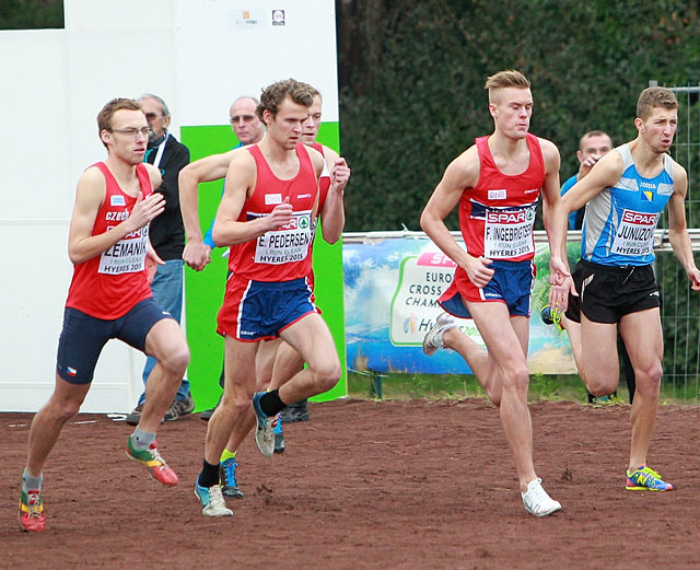 Nr. 19: Filip Ingebrigtsen hang lett med teten lenge, men tapte en del på sisterunden. Her er han og Erik Udø Pedersen fotografert rett etter start. (Foto: Kjell Vigestad)