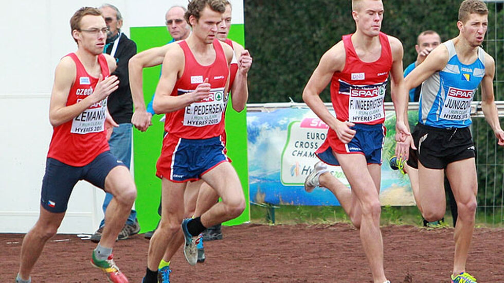 Nr. 19: Filip Ingebrigtsen hang lett med teten lenge, men tapte en del på sisterunden. Her er han og Erik Udø Pedersen fotografert rett etter start. (Foto: Kjell Vigestad)