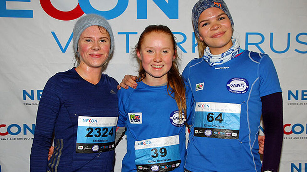 Raskeste kvinne i 5-km-løypen var 13 år gamle Adele Henriksen etterfulgt av Tone Solfjeld Pedersen (til venstre) og Elina Drivenes.