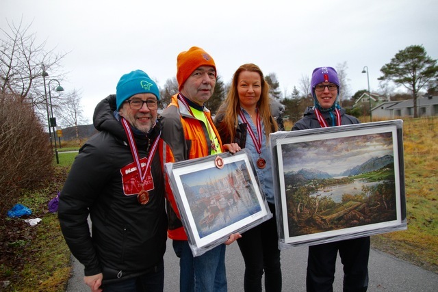 Disse er med å arrangere Ålesund Nyttårsmaraton. Fra venstre, Helge Fuglseth, Per Jan Helset, Angelique Helset og Morten Andersen. Foto: Jarle Mordal, Sunnmørsposten