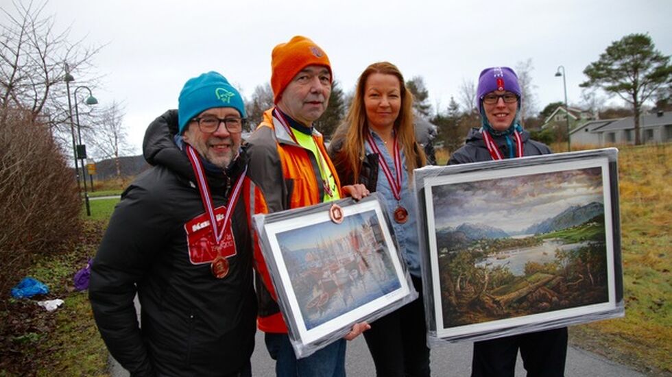Disse er med å arrangere Ålesund Nyttårsmaraton. Fra venstre, Helge Fuglseth, Per Jan Helset, Angelique Helset og Morten Andersen. Foto: Jarle Mordal, Sunnmørsposten