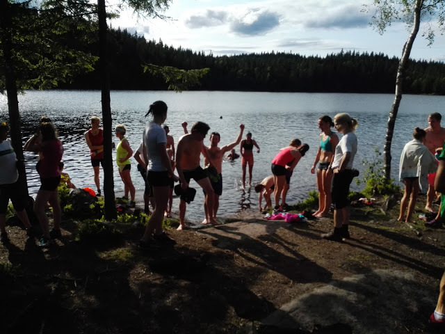 Når en skal trene opp grunnformen kan det være kjekt å utnytte treningstida til å kombinere med sosialt samvær og andre uteaktiviteter. Her fra bading etter løping til Fagervann.