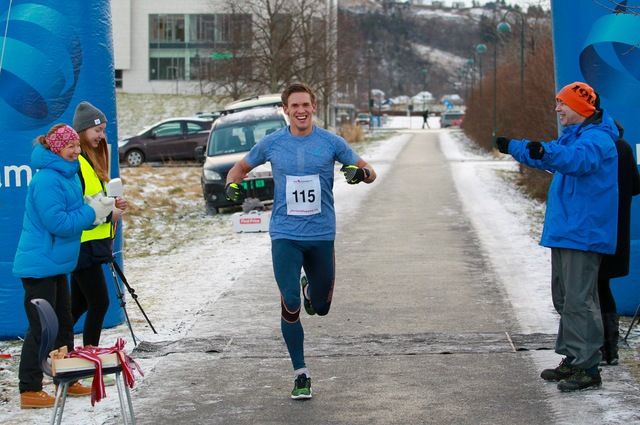 Sebastian går i mål som klar vinner på maratondistansen i Ålesund, og som har målgang på Moa i Spjelkavik. Foto: Kjell Vigestad