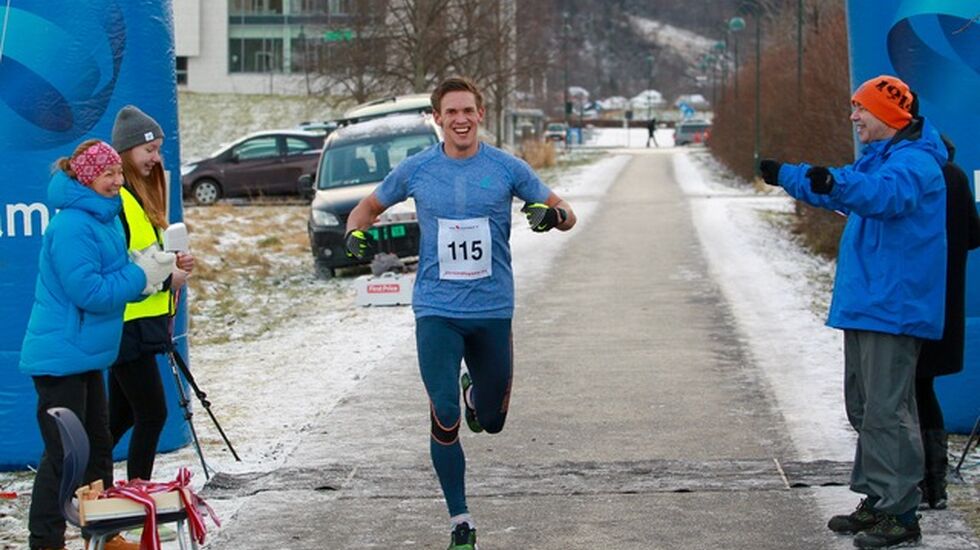 Sebastian går i mål som klar vinner på maratondistansen i Ålesund, og som har målgang på Moa i Spjelkavik. Foto: Kjell Vigestad