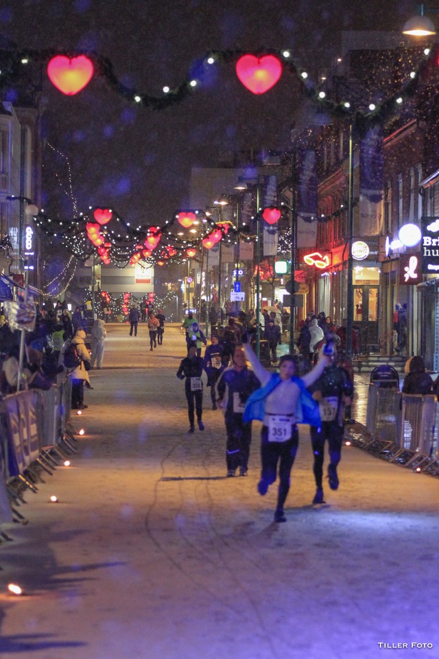 Vinterlige forhold med syv minusgrader og noen snefnugg i lufta under 2016-utgaven av Polar Night Halfmarathon (Arkivfoto).
