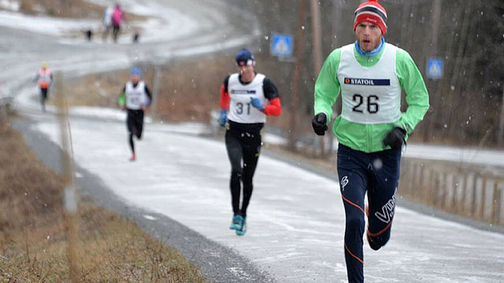 Inge Kristoffersen i front med Bjørn Egil Nordseth, Rune Kvikstad og Gard Ringstad på rekke og rad lenger ned i  bakken. (Foto: gjovikidrett.no)