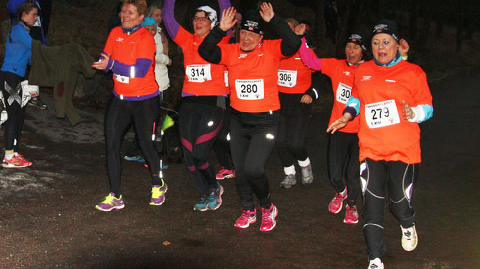 En feststemt gjeng fra PULS treningssenter sang og showet fra start til mål i den vel 5 km lange løypen. (Foto Kjell Stordalen)