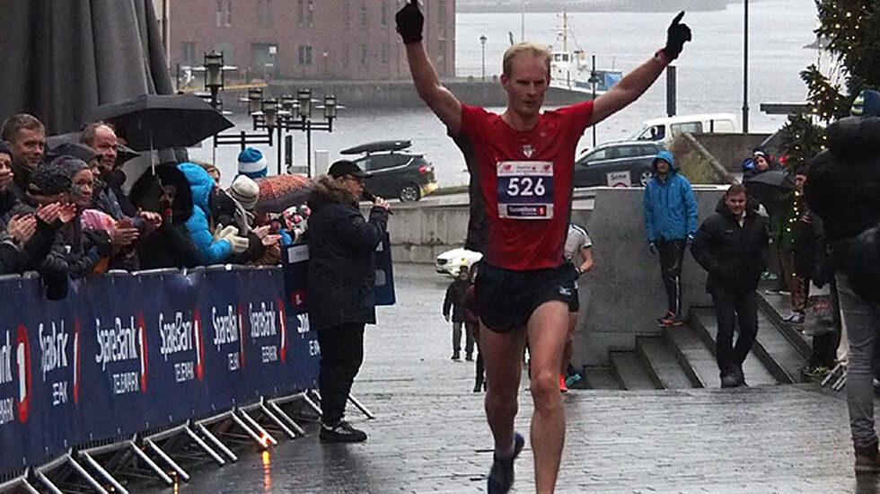 Hans Kristian Fløystad avsluttet 2015 jublende på Høytorget i Skien. (Arrangørfoto)